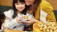 Bersama sang anak, Marshanda tampak bahagia ketika menikmati sepotong kue cantik rasa popcorn salted caramel. Foto: Instagram @marshanda99