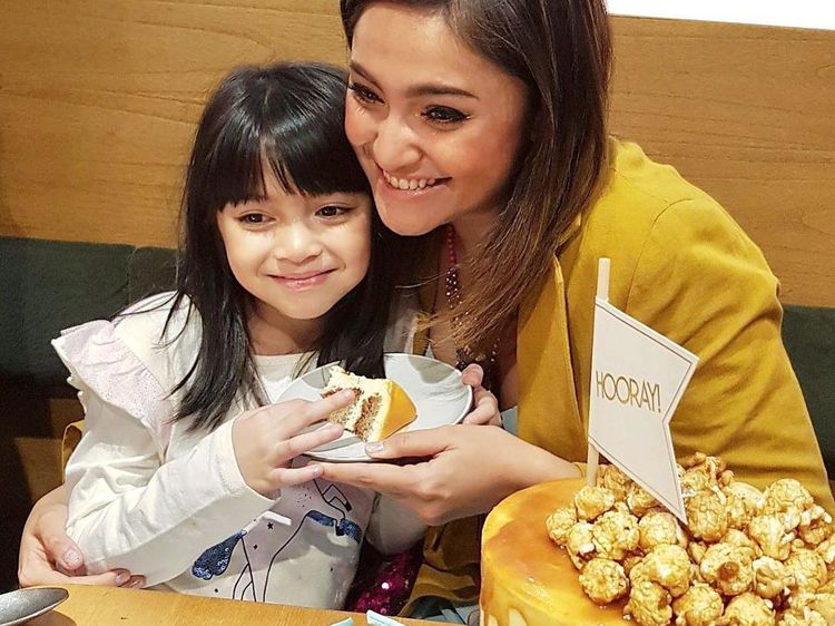 Marshanda Rayakan Ultah Ke-32, Intip Momennya Saat Makan Kue Cokelat