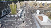 Juru Kunci makam Pahlawan Nasional Tjut Nyak Dien, Asep Gusnandar (54), mengatakan Makam Tjut Nyak Dien dikeliling oleh makam-makam dari keturunan Haji Sanusi sebagai perawat Tjut Nyak Dien pertama saat diasingkan dari tanah Aceh.  