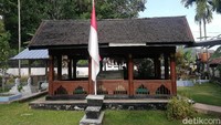 Makam Tjut Nyak Dien tampak berpendopo dengan ditemani Sang Saka Merah Putih disamping luarnya.  