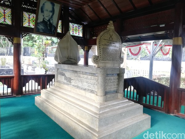 Suasana di dalam makam, tampak sebuah foto Tjut Nyak Dien terpampang di tiang kayu bangunan pendopo. Menurut sang juru kunci, batu nisan yang dibalut kain sebagai bentuk penghormatan bagi Tjut Nyak Dien lantaran beliau perempuan. Suasana di dalam makam, tampak sebuah foto Tjut Nyak Dien terpampang di tiang kayu bangunan pendopo. Menurut sang juru kunci, batu nisan yang dibalut kain sebagai bentuk penghormatan bagi Tjut Nyak Dien lantaran beliau perempuan.