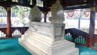 Suasana di dalam makam, tampak sebuah foto Tjut Nyak Dien terpampang di tiang kayu bangunan pendopo. Menurut sang juru kunci, batu nisan yang dibalut kain sebagai bentuk penghormatan bagi Tjut Nyak Dien lantaran beliau perempuan.  