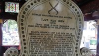 Asep mengatakan  Makam Haji Sanusi adalah orang yang pertama merawat Tjut Nyak Dien saat diasingkan ke Sumedang oleh Kolonial Belanda pada masa itu.  