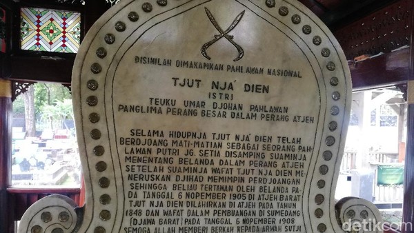 Asep mengatakan Makam Haji Sanusi adalah orang yang pertama merawat Tjut Nyak Dien saat diasingkan ke Sumedang oleh Kolonial Belanda pada masa itu. Asep mengatakan Makam Haji Sanusi adalah orang yang pertama merawat Tjut Nyak Dien saat diasingkan ke Sumedang oleh Kolonial Belanda pada masa itu.