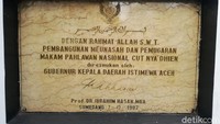 Batu Prasasti tanda renovasi makam Pahlawan Nasional Tjut Nyak Dien yang diresmikan oleh Gubernur Kepala Daerah Istimewa Aceh, Prof. DR Ibrahim Hasan MBA pada tahun 1987.  