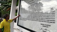 Batu Prasasti tentang Sejarah Singkat Pahlawan Nasional Tjut Nyak Dien Terpampang di area makam.   