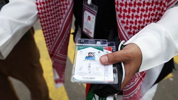 Menerka Nasib Tak Menentu Para Jamaah Umrah dan Haji Indonesia Saat ini pemerintah Arab Saudi telah membuka kembali untuk umroh dan haji di jamaah negara internasional. Tetapi tidak semua negara bisa masuk karena alasan tertentu dan jenis vaksin yang tidak diakui oleh Saudi Arabia. Lalu bagaimana nasib para jamaah umroh dan haji Indonesia?