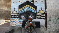 Bahkan Kementerian Agama Indonesia menyoroti sejumlah kebijakan Arab Saudi mengenai pembukaan pendaftaran umrah mulai 9 Agustus 2021, yang disebut asosiasi umrah dan haji sebagai kurang masuk akal. Majdi Fathi/NurPhoto via Getty Images.