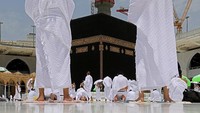 Dalam keterangan lain yang diterima Kementerian Agama, ketentuan calon jemaah umrah sembilan negara yaitu India, Pakistan, Mesir, Turki, Argentina, Brasil, Afrika Selatan, Lebanon, termasuk Indonesia harus menjalani karantina 14 hari di negara ketiga sebelum tiba di Arab Saudi. AFP via Getty Images.