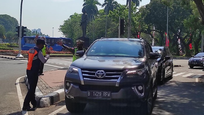 Mobil berpelat RFW diputarbalik lantaran bernomor ganjil di Jalan Medan Merdeka Barat Jakpus