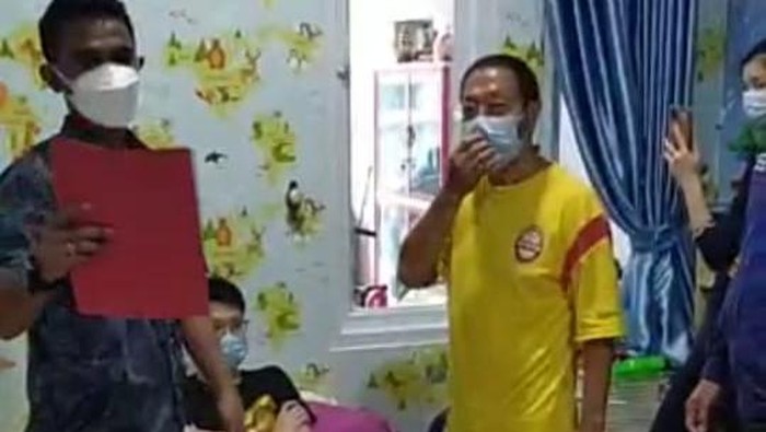 Momen Richard Lee dijemput paksa polisi (Dok.istimewa)