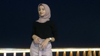 Hijab tidak menghalangi Nabila Putri berkreasi untuk busananya. Foto: Instagram Nabila Putri