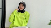 Nabila Putri mengenakan crewneck oversize berwarna hijau neon. Foto: Instagram Nabila Putri