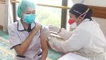 Nakes di Tengerang Terima Vaksinasi COVID-19 Dosis Ketiga