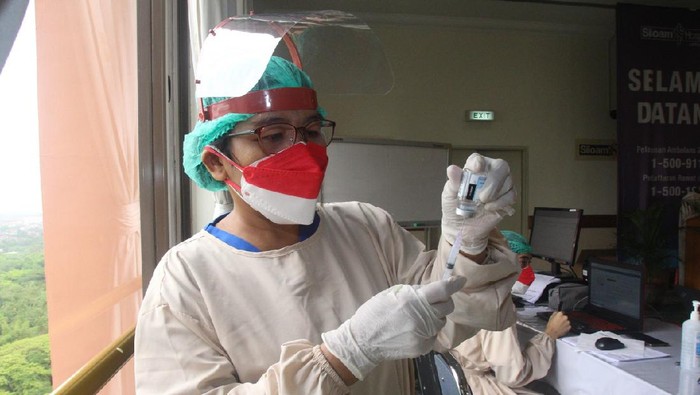 Nakes di Tengerang Terima Vaksinasi COVID-19 Dosis Ketiga Vaksinasi dosis ketiga untuk para tenaga kesehatan terus dilakukan sebagai garda terdepan pemutus rantai penyebaran COVID-19.