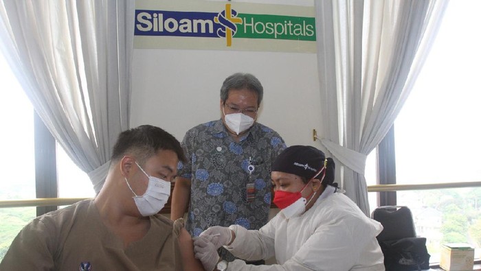 Nakes di Tengerang Terima Vaksinasi COVID-19 Dosis Ketiga Vaksinasi dosis ketiga untuk para tenaga kesehatan terus dilakukan sebagai garda terdepan pemutus rantai penyebaran COVID-19.