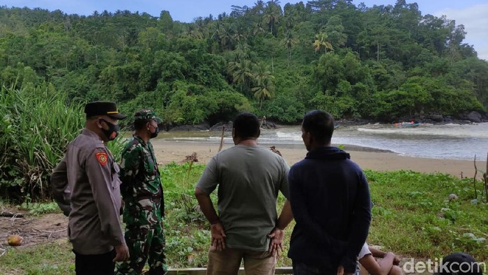 Kapal motor yang ditumpangi empat nelayan di Trenggalek terbalik di Teluk Sumbreng. Satu nelayan dinyatakan hilang dalam peristiwa kapal terbalik tersebut.