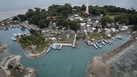 Hampir seluruh warga pulau itu merupakan Suku Bugis, suku asli Pulau Sulawesi yang sebenarnya terletak lebih dari 1.000 kilometer dari DKI Jakarta. Masyarakat Suku Bugis telah menghuni pulau yang kini berpenduduk sekitar 600 jiwa itu sejak 1970-an.