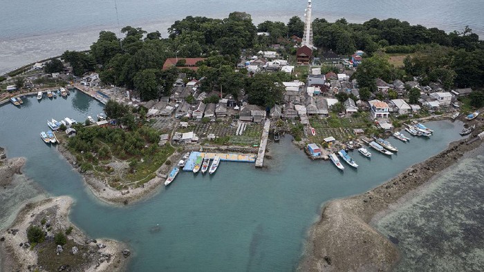 Nelayan-nelayan Terakhir Sabira Seorang mantan nelayan Haji Hendrik (40) yang kini menjadi petugas Dinas Lingkungan Hidup DKI Jakarta menjaring sampah yang terdampar di pesisir Pulau Sabira. Hendrik bersama tujuh temannya direkrut menjadi petugas pembersih sampah pantai sejak 2020.