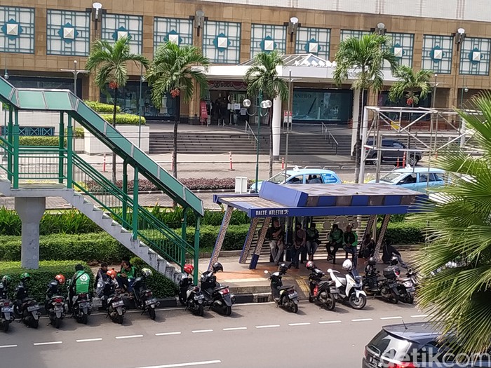 Ojol mangkal di Halte Atletik, Senayan, Jakarta, 12 Agustus 2021, pagi. (Athika Rahma/detikcom)