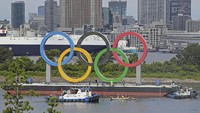 Cincin Olimpiade dilepas setelah perhelatan Olimpiade Musim Panas 2020 berakhir.  