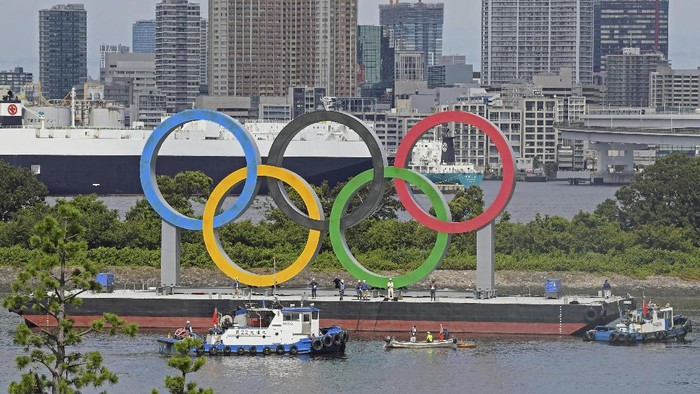 Olimpiade Kelar, Logo Cincin Raksasa Siap Dicopot The Olympic rings floating in the water, is removed after the 2020 Summer Olympics ended on Aug. 8, in Tokyo, Wednesday, Aug. 11, 2021. (Kyodo News via AP)