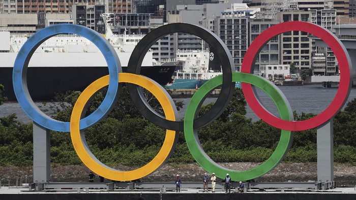 The Olympic rings floating in the water, is removed after the 2020 Summer Olympics ended on Aug. 8, in Tokyo, Wednesday, Aug. 11, 2021.  (Kyodo News via AP)