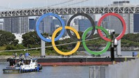 Para pekerja bersiap melepas cincin Olimpiade di Tokyo, Jepang, Rabu (11/8/2021) waktu setempat.  