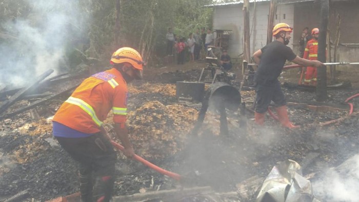 Pabrik kerupuk di Sukabumi terbakar, kerugian ratusan juta