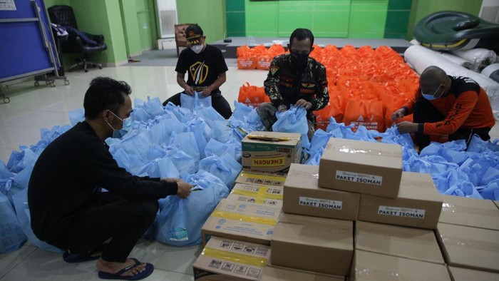 Sebanyak 500 paket bantuan berupa vitamin, sembako dan alkes diberikan kepada DPP GP Ansor untuk disebarkan kepada warga yang menjalani isolasi mandiri.