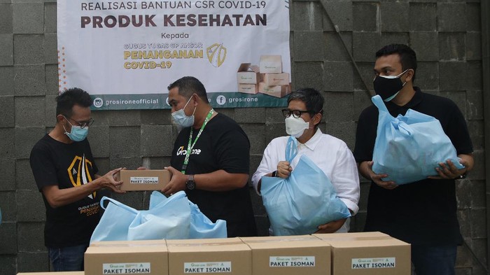 Paket Bantuan Pasien Isoman Terus Mengalir Sebanyak 500 paket bantuan berupa vitamin, sembako dan alkes diberikan kepada DPP GP Ansor untuk disebarkan kepada warga yang menjalani isolasi mandiri.