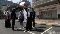 Banyak warga yang berminat mengabadikan momen jelang pernikahan di lokasi tersebut.