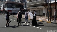 Salah satu lokasi yang bisa dijelajahi untuk berfoto adalah kawasan pertokoan Blok M bagian dalam, dekat Blok M Square dan Blok M Plaza. Jika sudah selesai menjelajahi area tersebut, pilihan tempat lainnya, yakni di pinggir Jalan Melawai Raya.