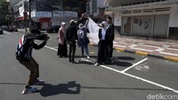 Sepinya kawasan pertokoan Blok M Melawai dimanfaatkan sejumlah warga untuk lokasi pemotretan foto pre wedding. 