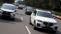 Melihat aturan yang tertulis dalam Peraturan Kepolisian Nomor 7 Tahun 2021 Tentang Registrasi dan Identifikasi Kendaraan Bermotor, yang menggantikan Peraturan Kepala Kepolisian Nomor 5 Tahun 2012, jelas mengatakan pelat nomor kendaraan atau Tanda Nomor Kendaraan Bermotor (TNKB) di Indonesia berubah warna. Pradita Utama/detikcom