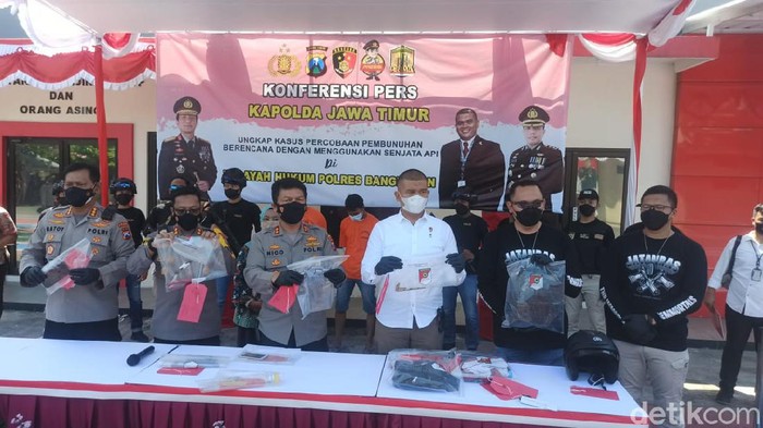 Tiga pelaku penembakan seorang warga di Bangkalan ditangkap. Dari tangan salah seorang pelaku, polisi menyita sepucuk senjata api rakitan.