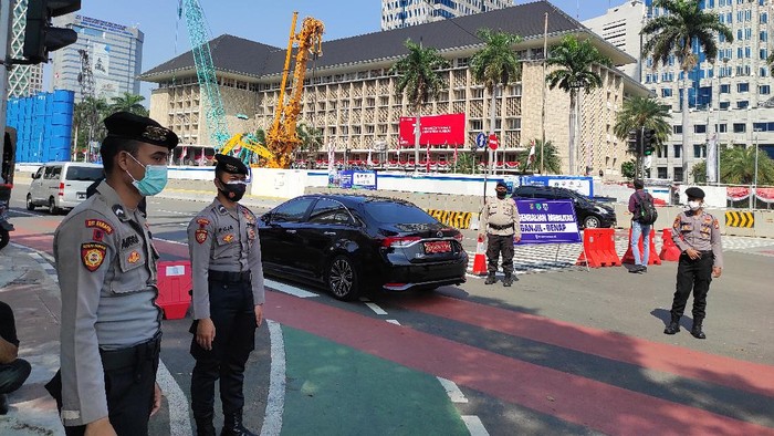 Penerapan ganjil genap nomor kendaraan di Jalan Medan Merdeka Barat, Jakpus