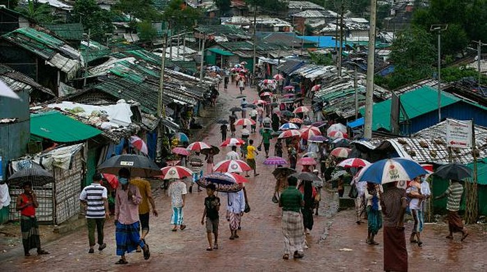 Pengungsi Rohingnya di Bangladesh Mulai Mendapatkan Vaksin COVID-19 Para pengungsi Rohingnya mulai mendapatkan suntik vaksin COVID-19 di kamp pengungsi Rohingya di Cox's Bazar, Bangladesh. Bangladesh memulai upaya vaksinasi COVID-19 untuk pengungsi Rohingya. Hampir 48.000 pengungsi Rohingya akan disuntik dengan bantuan badan-badan PBB.