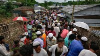 Vaksin dilakukan di tengah lokasi pengungsian terbesar di dunia tersebut.