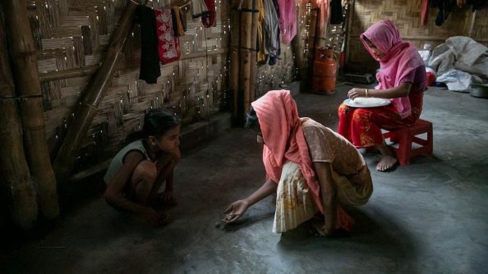 Pengungsi Rohingnya di Bangladesh Mulai Mendapatkan Vaksin COVID-19 Para pengungsi Rohingnya mulai mendapatkan suntik vaksin COVID-19 di kamp pengungsi Rohingya di Cox's Bazar, Bangladesh. Bangladesh memulai upaya vaksinasi COVID-19 untuk pengungsi Rohingya. Hampir 48.000 pengungsi Rohingya akan disuntik dengan bantuan badan-badan PBB.