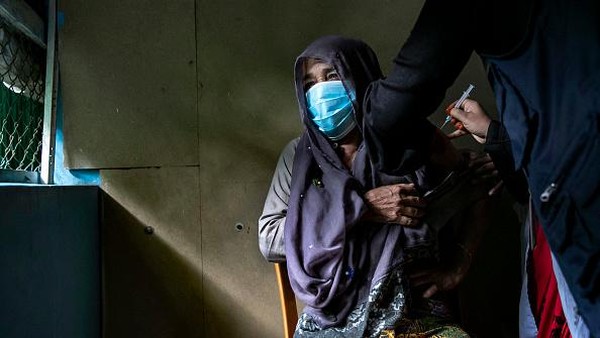 Pengungsi Rohingnya di Bangladesh Mulai Mendapatkan Vaksin COVID-19