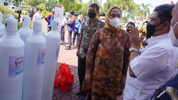 PT Toyota Motor Manufacturing Indonesia menyerahkan bantuan 100 tabung oksigen ke Pemkab Karawang. Nantinya tabung oksigen itu akan disalurkan ke rumah sakit rujukan pasien COVID-19.