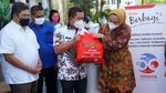 Penyaluran Bantuan Tabung Oksigen di Karawang