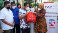 PT Toyota Motor Manufacturing Indonesia terus melanjutkan aktivitas donasi berupa tabung oksigen sebagai wujud kontribusi nyata bagi tenaga kesehatan dan rumah sakit yang menangani pasien COVID-19. 