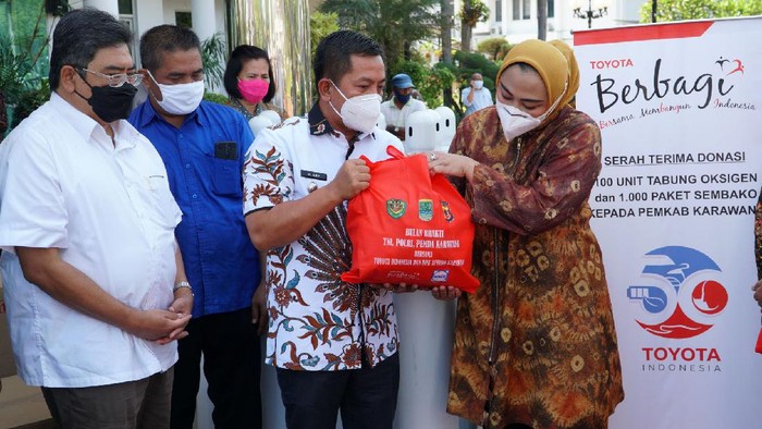 PT Toyota Motor Manufacturing Indonesia menyerahkan bantuan 100 tabung oksigen ke Pemkab Karawang. Nantinya tabung oksigen itu akan disalurkan ke rumah sakit rujukan pasien COVID-19.