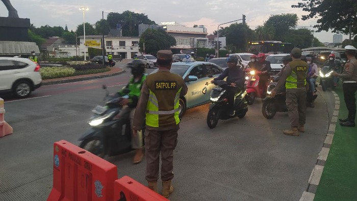 Penyekatan ganjil genap di Bunaran Senayan, Jakarta.