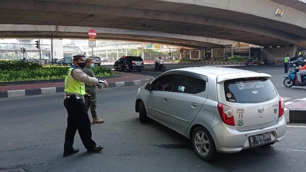 Petugas gabungan jaga titik ganjil genap di Jalan Gatot Subroto (Foto: Wilda/detikcom)