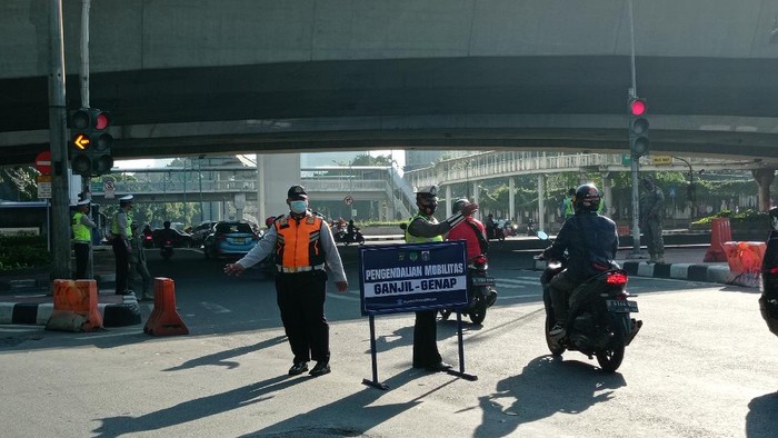 Petugas gabungan jaga titik ganjil genap di Jalan Gatot Subroto (Foto: Wilda/detikcom)