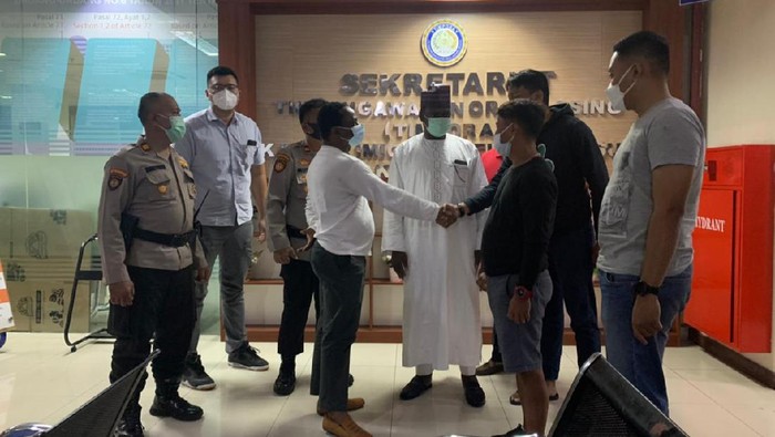 Petugas imigrasi dan diplomat Nigeria