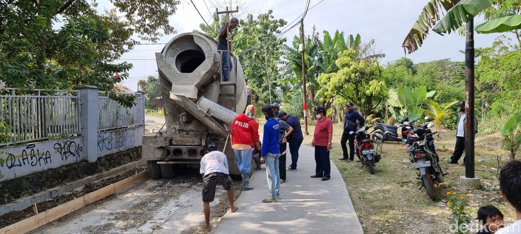 Proyek Betonisasi Jalan Lintas RW di Cilebut Timur